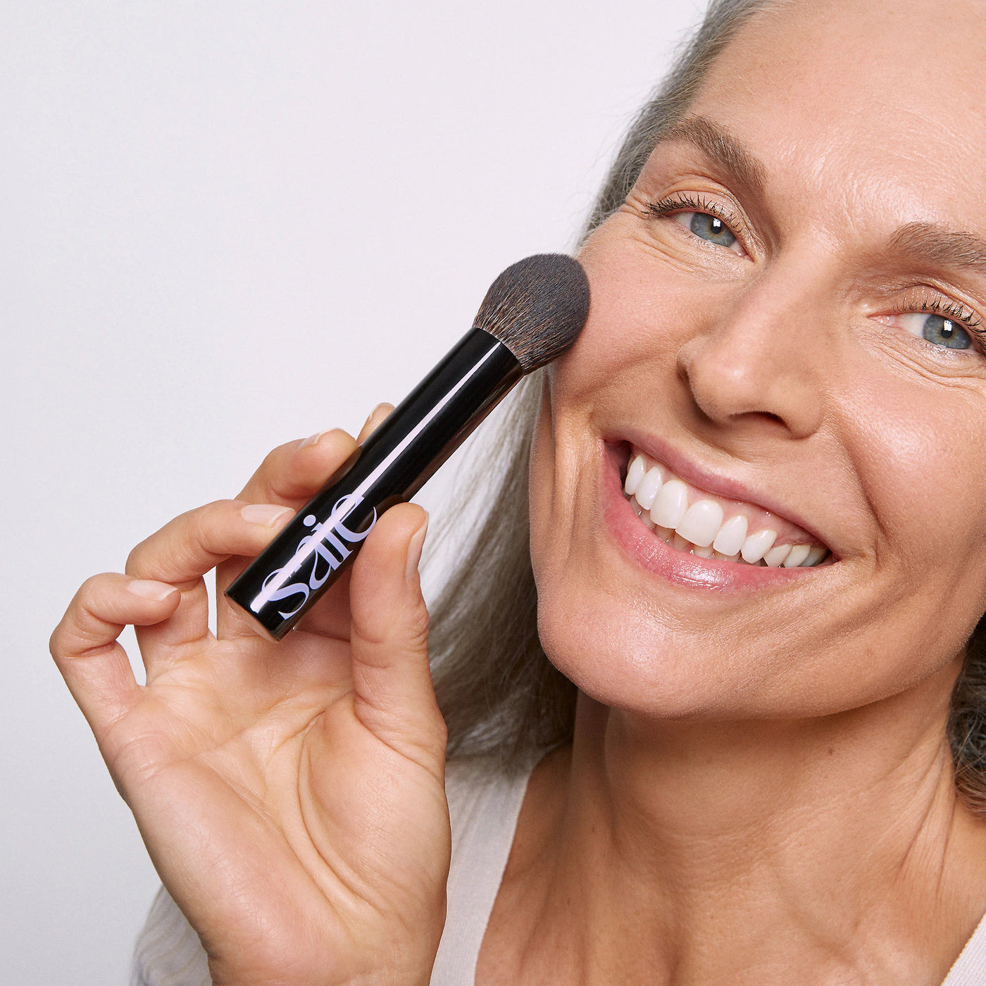 The Fluffy Setting Powder Brush - Saie